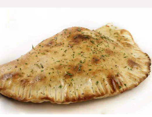 Un calzone classique avec une généreuse farce de fromage fondu