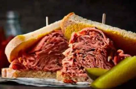 Un sandwich juteux à la viande fumée pour les amateurs de saveurs intenses